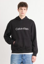 Sudadera Calvin Klein STANDARD LOGO negra por 35.06€