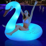 Flotador Cisne Hinchable Piscina con Luces Solar que Cambian de Color por 22.98€