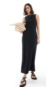 Robe mi-longue et sans manches à 6,89€
