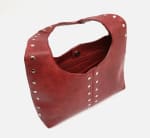 Bolso Hobo grande con detalles metálicos por 22€.