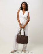 Bolso shopper trenzado marrón por 18€.