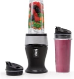 Ninja Fit Licuadora Personal 700W (2 vasos 480 ml) por $990 en Amazon