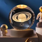 Bola de Cristal 3D de Saturno con Luz Nocturna por $89 | Oferta Amazon