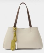 Parfois Bolso Tote liso con colgante por 12.99€.