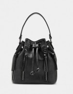 Bolso Bombonera con textura por 15.99€.