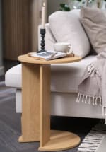 Mesa auxiliar RAASTED Ø40 1 estante color roble cálido por 17.50€