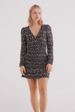 Vestido corto de manga larga, con escote en uve con cruce por 5.49€