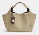 Bolso Tote con penduro por 12.99€.