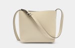 Bolso de hombro con textura suave por 9.99€.