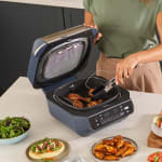 Grill et air fryer 5-en-1 Ninja Cyber Space EG351EUCYD à 169,99€