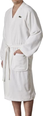 Lacoste Bata de baño Classic Pique 100% algodón por $673.39 en Amazon