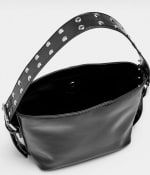 Bolso bombonera con tachuelas por 7.99€.