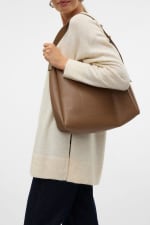 Bolso efecto piel por 15.99€.