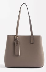 Bolso Tote con colgante por 12.99€.