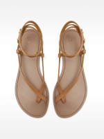 Sandalias planas de piel con tiras por 9.99€