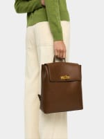 Mochila color camel con cierre giratorio por 9.99€