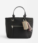 Bolso Tote efecto nylon con colgante por 12.99€.