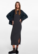 Vestido canalé con abertura por 6.99€