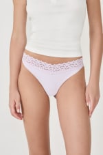 Tanga V-shape en microfibre et dentelle à 5,49€