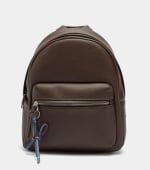 Mochila básica con colgante marrón por 9.99€.