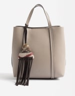 Bolso Tote con colgsnte de lana por 9.99€.