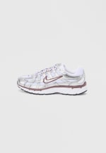 Baskets Nike P-6000 blanches pour 49,99€ chez Privé by Zalando