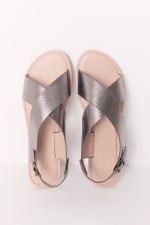 Women'secret Sandalia plana cruzadas gris brillante por 4,99€