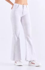 Pantalón Typer con bota campana para mujer por $59.950
