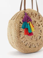 Bolso Shopper de rafia colgante por 7,99€.