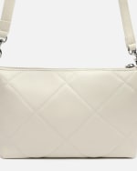 Bolso Bandolera pequeño acolchado con doble asa color marfil por 10€.