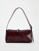 Bolso formato de hombro con detalle de hebilla por 17,99€