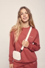 Mini bolso móvil en color beige por 10,99€.