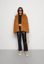 Oferta hasta 65% + 15% EXTRA descuento en abrigos en Zalando