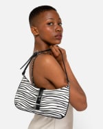 Bolso de hombro pequeño con estampado animal print por 6,60€