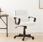 Silla de escritorio acolchada con reposabrazos por $1,753.83 en Amazon