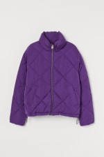 Chaqueta puffy corte cuadrado color morado de H&M por 17,99€