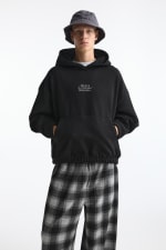 Pull&Bear Sudadera con capucha texto relieve por 15,99€