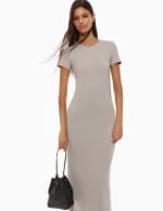 Vestido midi de manga corta y cuello redondo por 3.99€