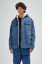Cazadora vaquera interior borreguillo capucha por solo 31,99€ en Pull and Bear