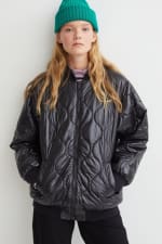 Cazadora oversize en color negra y crema de H&M