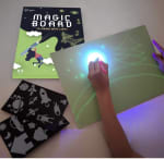 Light Pizarra Infantil Mágica de Dibujo con Luz Real por 11,89€a la Creatividad – Incluye Tablero & 1 Bolígrafo de Luz & 3 Plantillas [Tamaño A3]