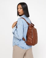 Mochila antirrobo grabado floral por 18€.