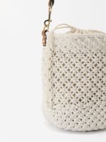 Bolso Bucket Macramé por 7,99€.
