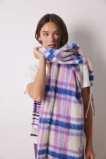 Bufanda efecto lana, de cuadros en tonos morados y azules, con detalle de etiqueta de Snoopy por 8,99€