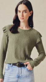Polera Tela Texturizada Con Vuelo En Hombro por $11.990
