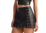 Falda Short Efecto Cuero con Ojetillos por $17.990