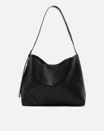 Bolso hobo grande con detalles metálicos por 22€.