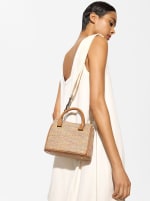 Bolso Shopper efecto rafia por 12,99€.