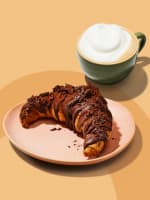 Loaded croissant en warme drank voor €5 bij La Place