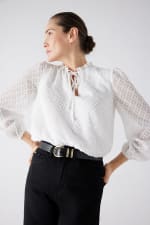 Blusa textura negra por 29,99€